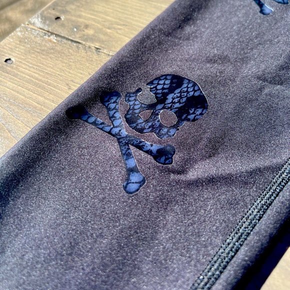 Ultracor x Soulcycle High-Rise Knockout metallic Skull Leggings size Medium - Picture 4 of 10